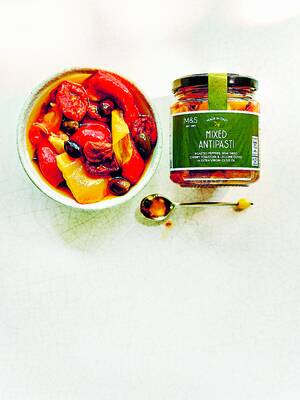 marksandspencer_SUMMERWINE_2900020992_Mixed antipasti_lifestyle_149,90Kc.jpg